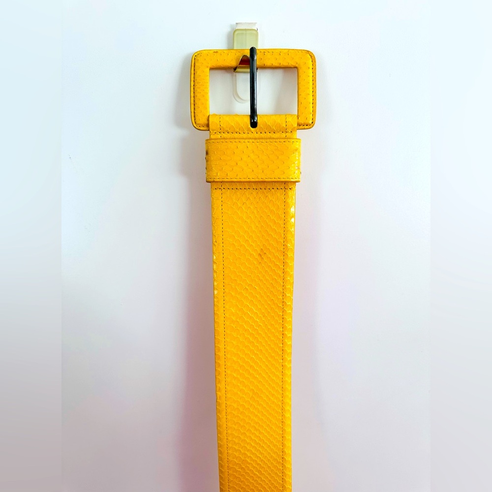 Carolina Herrera Wide Yellow Snake Belt Sz M
Authentic 💯💛